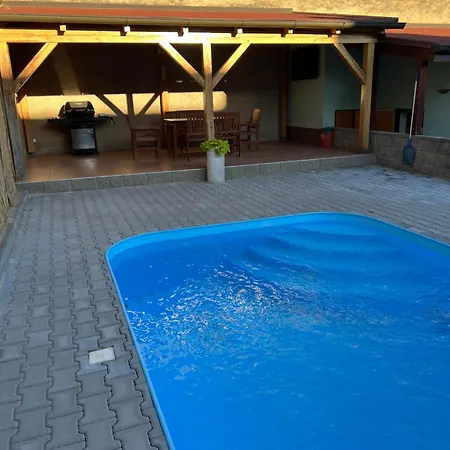 Podkrovni Se Spolecnym Bazenem Lägenhet