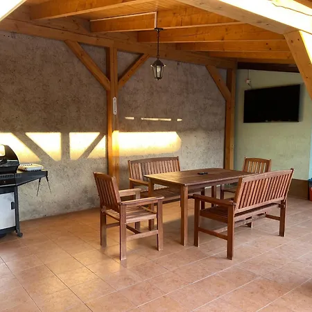 Podkrovni Se Spolecnym Bazenem Appartement Zlonice